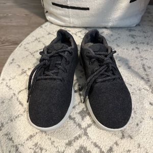 Allbirds Wool Runners - size W9 / Kotare Jo (Natural Black Upper/Light Gry Sole)